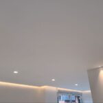 Falso techo con foseado perimetral e iluminación indirecta LED en salón abierto en Bilbao