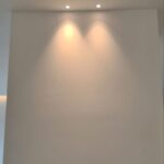 Focos empotrados con efecto de luz rasante en paramentos verticales