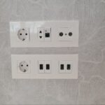 Instalación y nivelación de marcos, enchufes y tomas de datos en pared