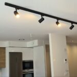 Iluminación técnica en carril para cocina abierta al salón