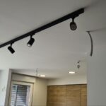 Instalación de focos en carril electrificado orientable para salon en Bizkaia