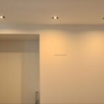 Focos empotrados en falso techo con efecto de iluminación ambiental en paramento en Las Arenas