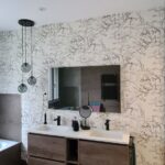 Iluminación técnica y decorativa sobre espejo de baño en reforma integral en Santurtzi (Bizkaia)