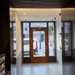 Instalación eléctrica y alumbrado de portal visto desde el interior en edificio en Portugalete