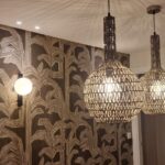 Lámparas colgantes esféricas de diseño en salón o comedor