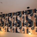 Instalación de dos lámparas colgantes suspendidas con encendido independiente sobre cabecero y papel pintado en dormitorio principal.