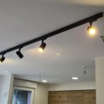 Instalación de sistema de iluminación en carril electrificado orientable para cocina abierta en Leioa